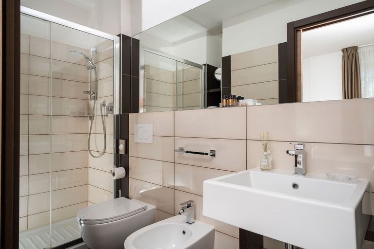 Bathroom 5, Dan Hotel, Rimini