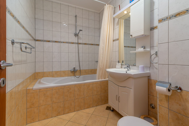Bathroom 4, Tonina Apartments, Trogir