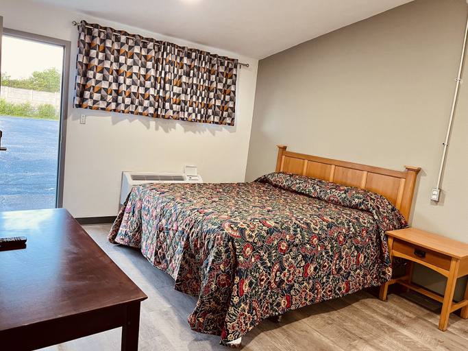 Bedroom 5, The Express Inn, Montgomery