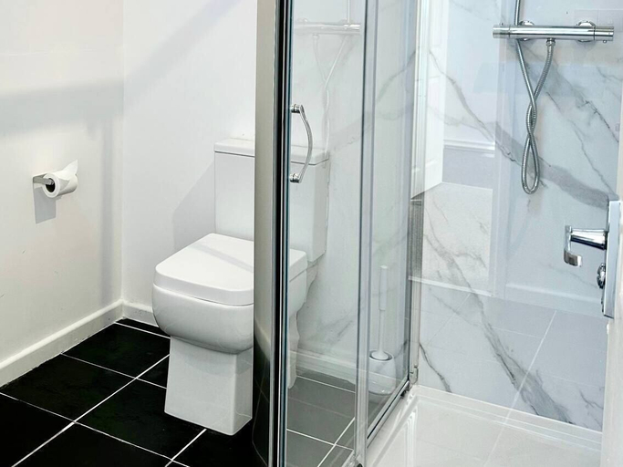 Bathroom 4, City Centre Guest House - Gloucester Park, Gloucestershire