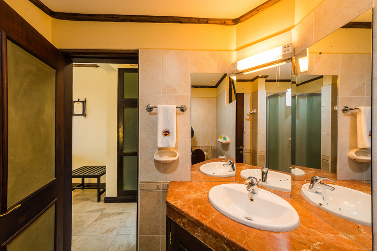 Bathroom 3, Cassia Lodge, Kampala