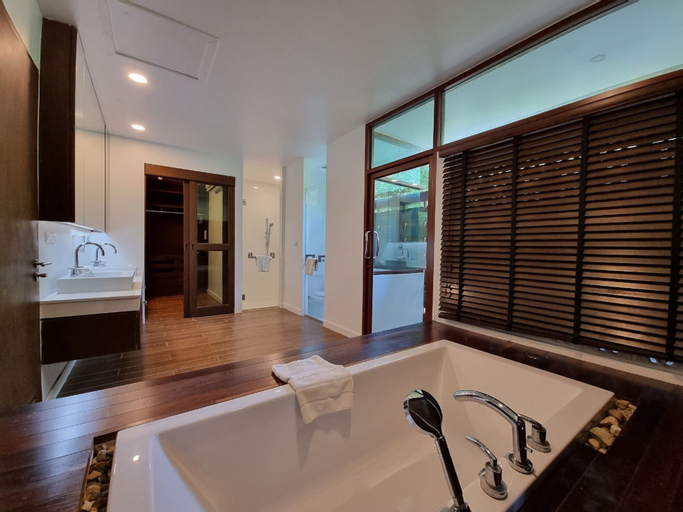Bathroom 14
