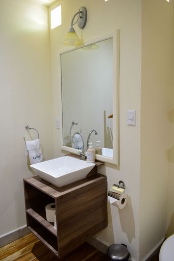 Bathroom 3, Hostted, Flores