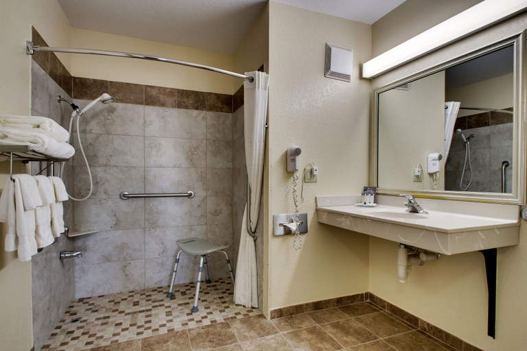 Bathroom 2, EverSpring Inn & Suites, Mahaska