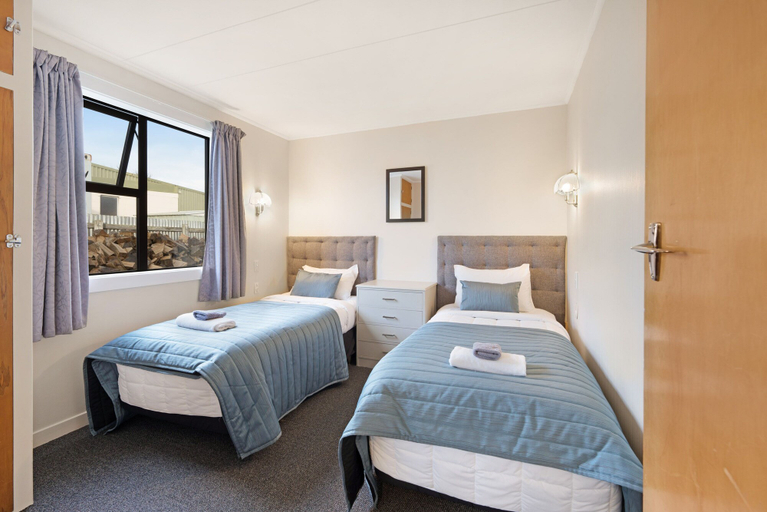 Bedroom 2, Oakleigh Motel, Gore