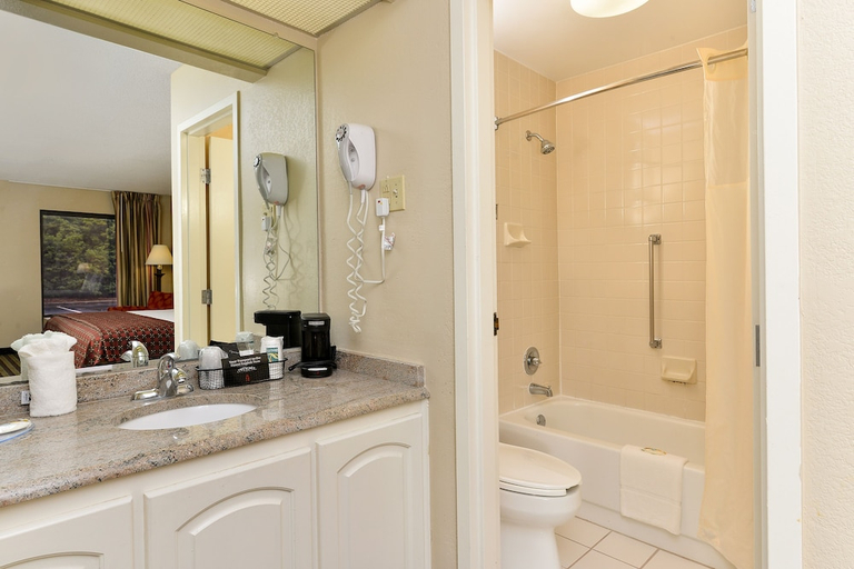Bathroom 3, Quality Inn At the Mall - Valdosta, Lowndes