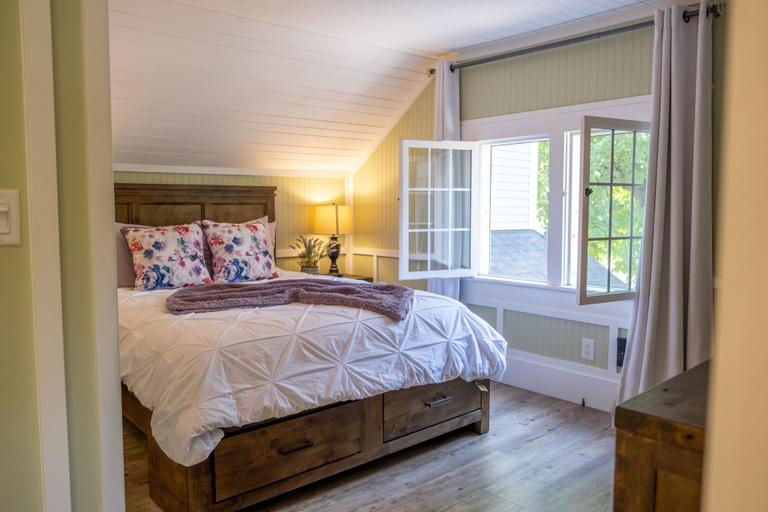 Bedroom 3, Kelowna Bed & Breakfast (CHATHAM HOUSE), Central Okanagan