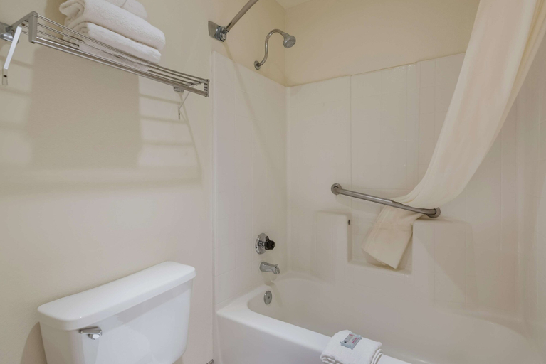 Bathroom 4, Best Western Sunrise Inn, Apache