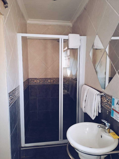 Bathroom 5, Ecotel Premier Lodge & Conference Centre, Ekurhuleni