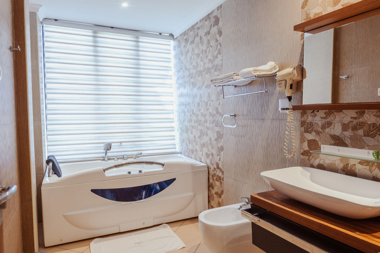 Bathroom 3, Tanga Beach Resort & Spa, Tanga
