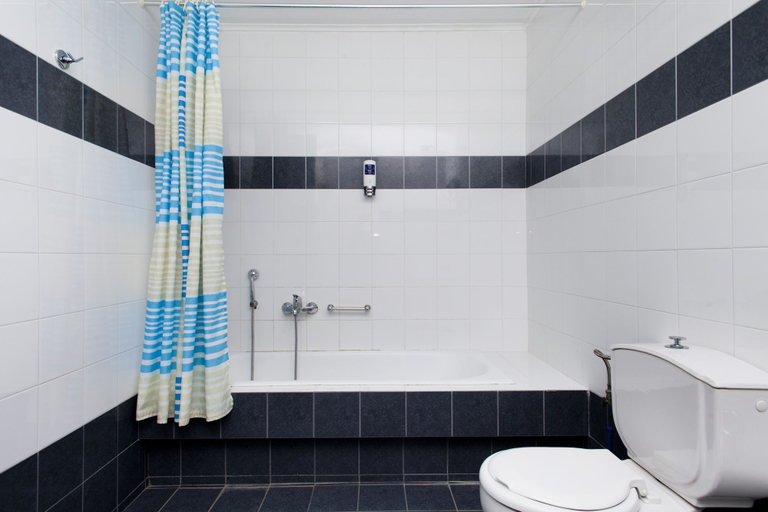 Bathroom 5, Daphne's Club Hotel Apartments, Peloponnese