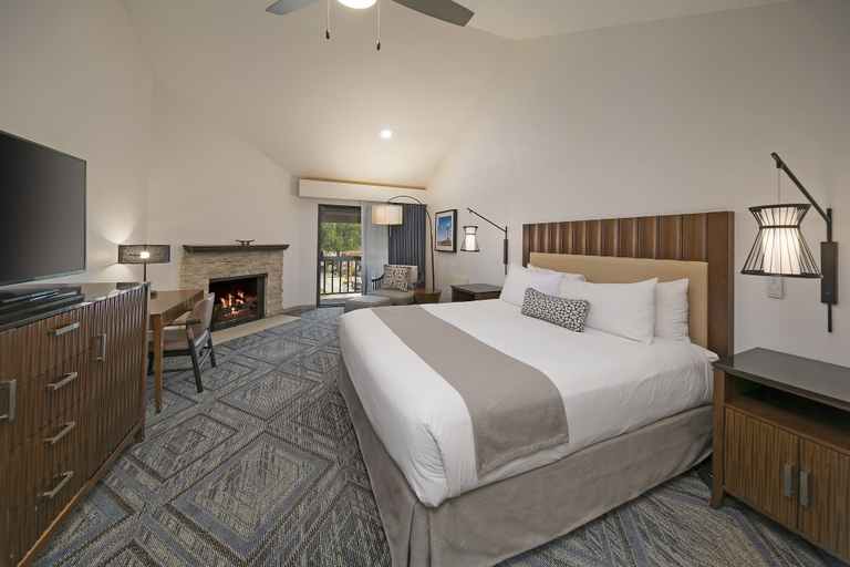 Bedroom 4, Half Moon Bay Lodge, San Mateo