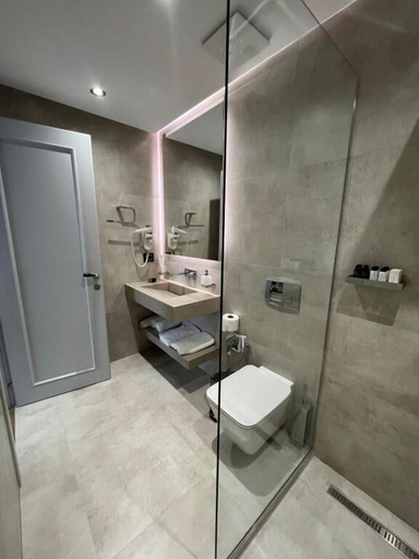 Bathroom 5, Rozafa Palace Hotel, Sarandës