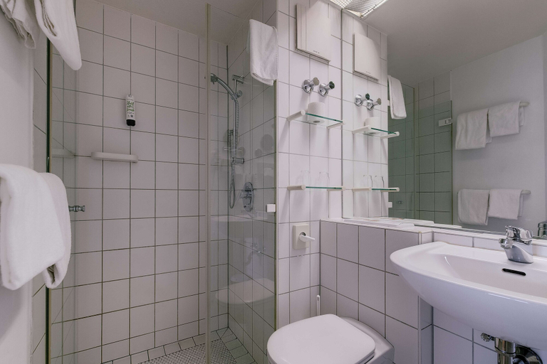 Bathroom 5, Hotel Ambiente Langenhagen Hannover by Tulip Inn, Region Hannover