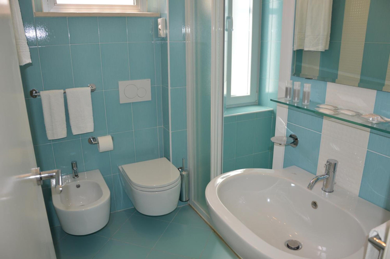 Bathroom 4, Hotel Felix, Rimini