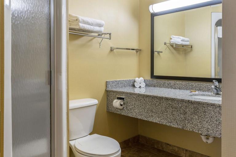 Bathroom 5, Best Western Plus New England Inn & Suites, Hartford