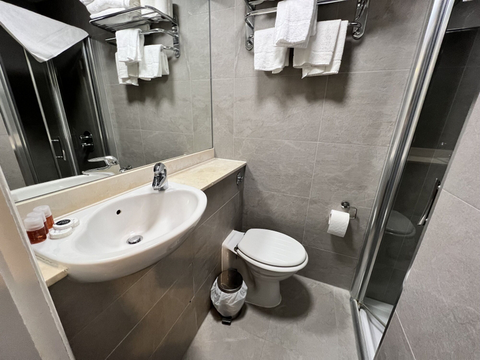 Bathroom 4, Hotel Cavendish, London