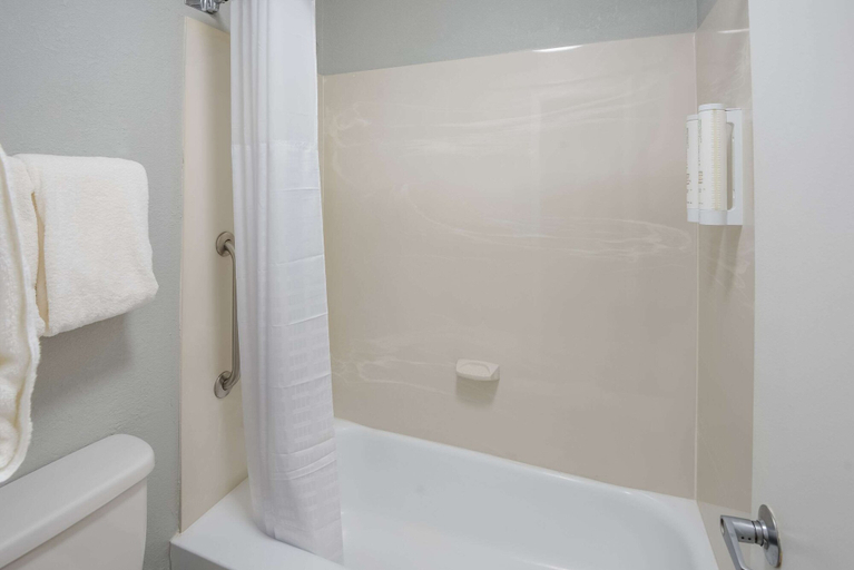 Bathroom 4, Clarion Pointe Indianapolis Northeast, Marion