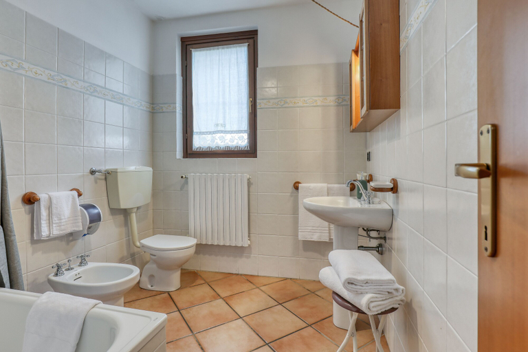 Bathroom 3, Cà del Monte Resort, Alessandria