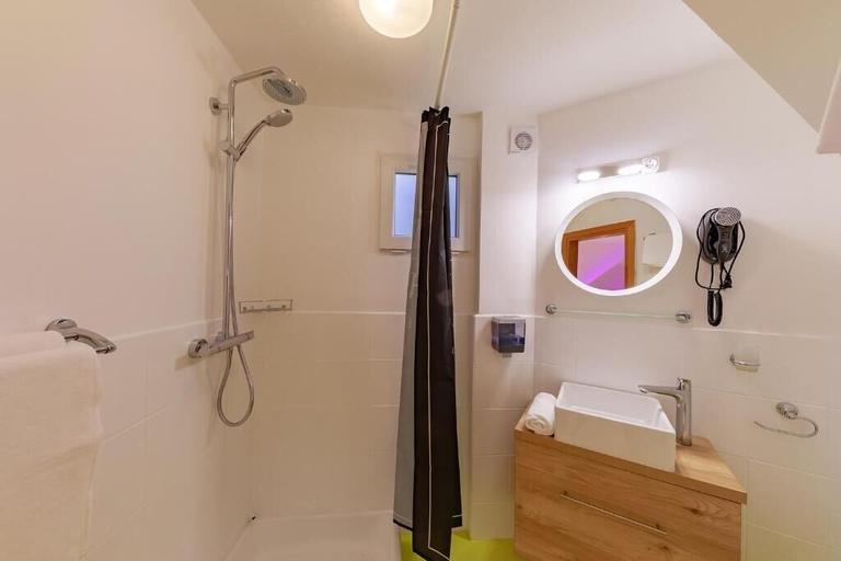 Bathroom 2, Christina Residence, Budapesti