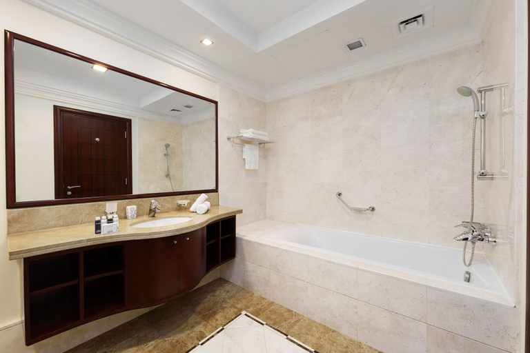 Bathroom 4, Maison Privee - Charming Apt with Arabesque Sea View on the Palm Jumeirah, Dubai