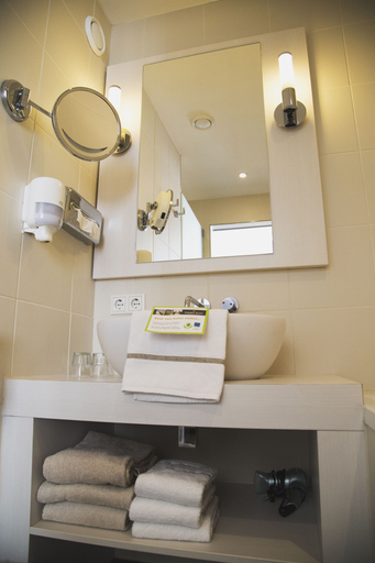 Bathroom 4, Strandhotel Westduin, Veere