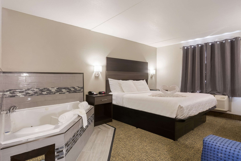Bedroom 2, Rodeway Inn Branson, Brick House, Taney