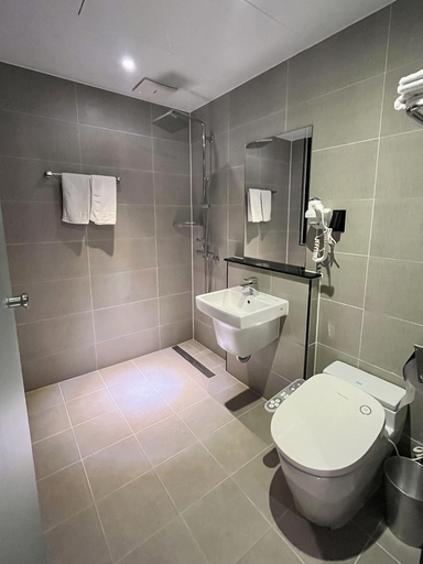 Bathroom 5, New Grand Hotel, Jinju