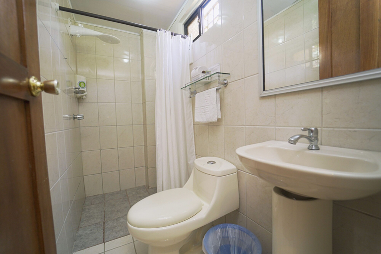 Bathroom 5, Hotel Flor Blanca, Aguirre