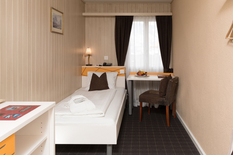 Bedroom 4, Hotel Spinne, Interlaken