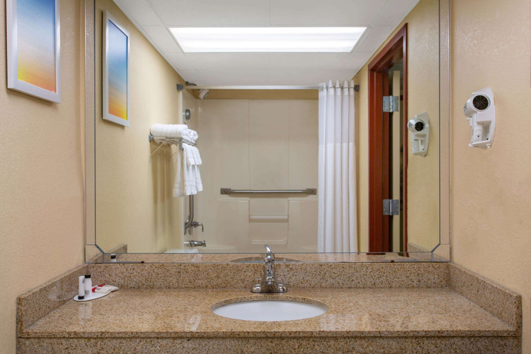 Bathroom 4, Days Inn by Wyndham Hillsborough, Somerset