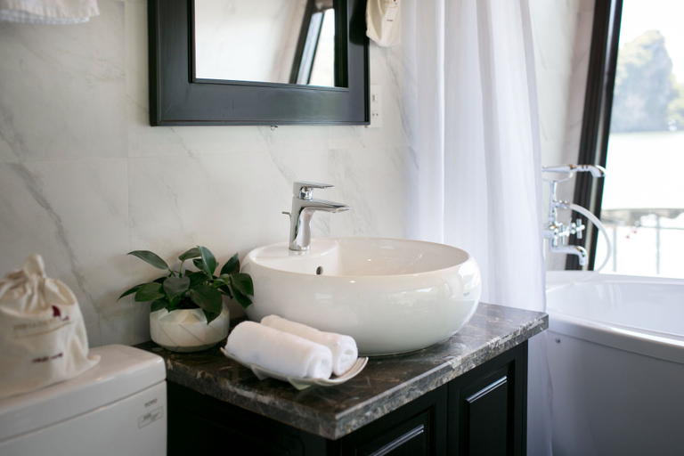 Bathroom 4, V'Spirit Cruises, Hạ Long
