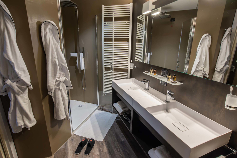Bathroom 5, Maranello Palace, Modena