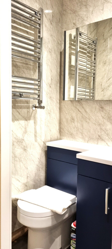 Bathroom 2, Modern 6 Bedroom 4 Bath House w Parking, Swindon