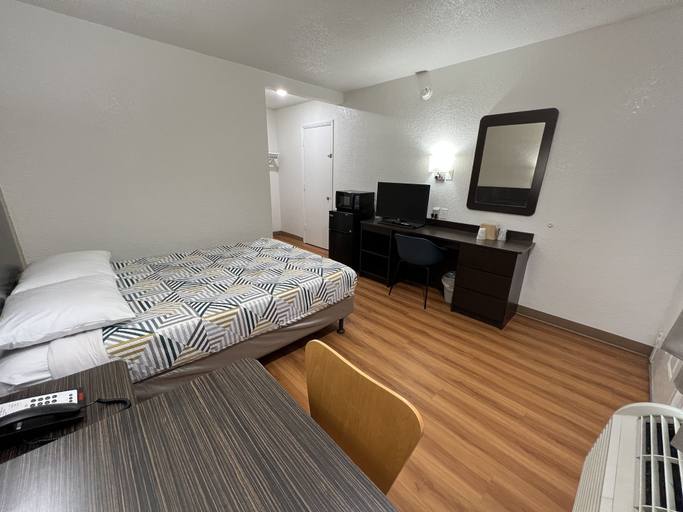 Bedroom 4, Motel 6 Longview, TX, Gregg