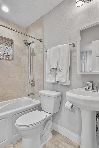 Room 2, The Perfect Get Away - Walk to Wilton Drive, Broward