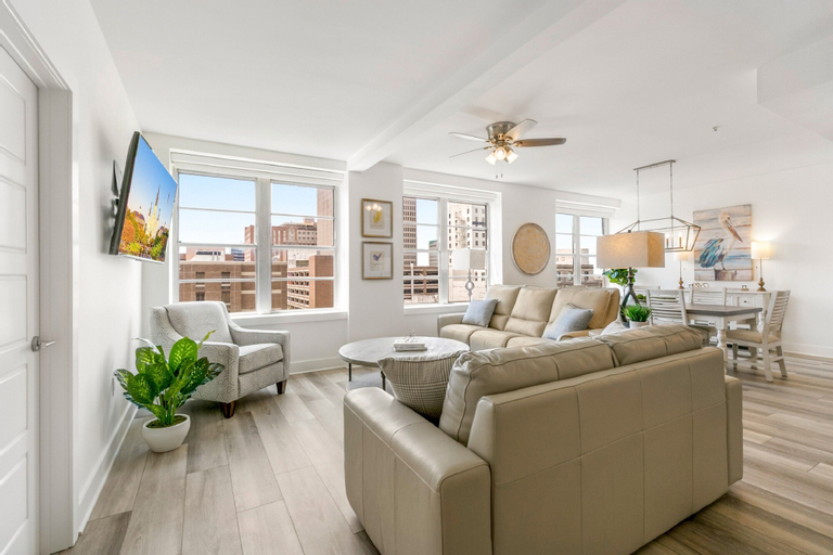 Luxury 4 bedroom Condo Short Walk to Bourbon Street, Orleans
