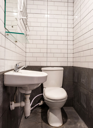 Bathroom 4, Hotel O Theodore Homestay, Medan