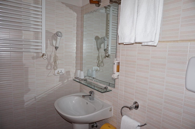 Bathroom 4, Hotel Filippo, Rome