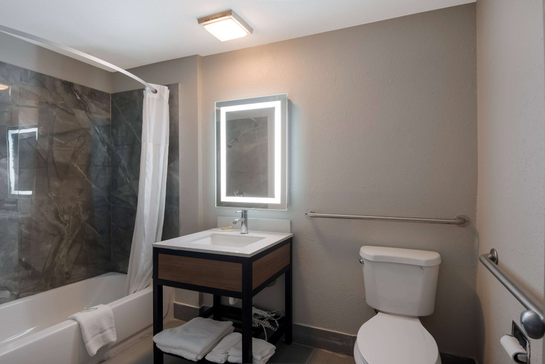 Bathroom 5, Days Inn by Wyndham Ankeny - Des Moines, Polk