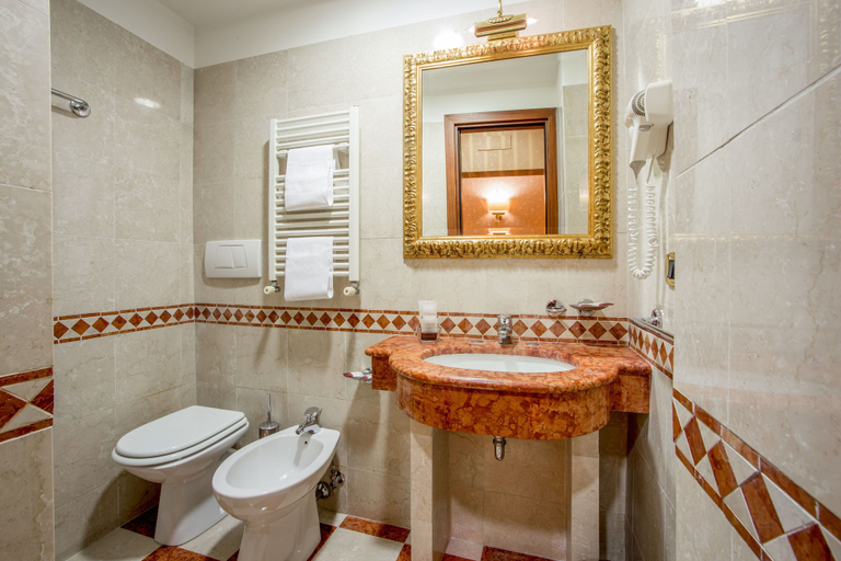 Bathroom 4, del Corso, Roma