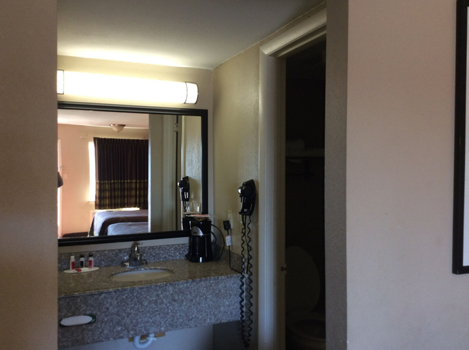 Bathroom 4, Super 8 by Wyndham Chattanooga/East Ridge, Hamilton