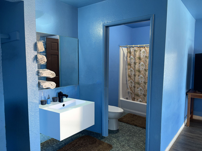 Bathroom, Full Moon Inn, Los Angeles