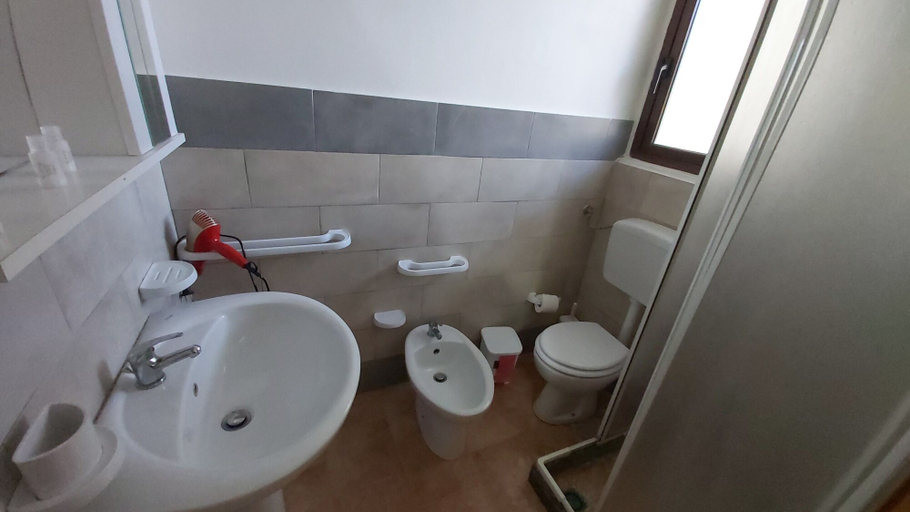 Bathroom 3, Residence Il Castello di Lampedusa, Agrigento