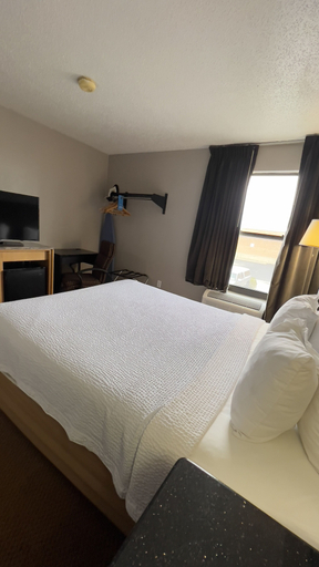 Bedroom 3, Days Inn by Wyndham Great Lakes Naval Base, Lake