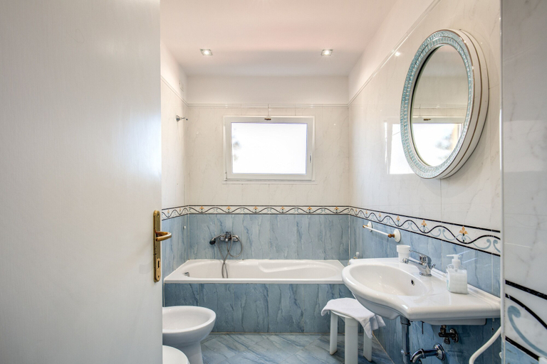 Bathroom 5, Astoria Palace, Rome