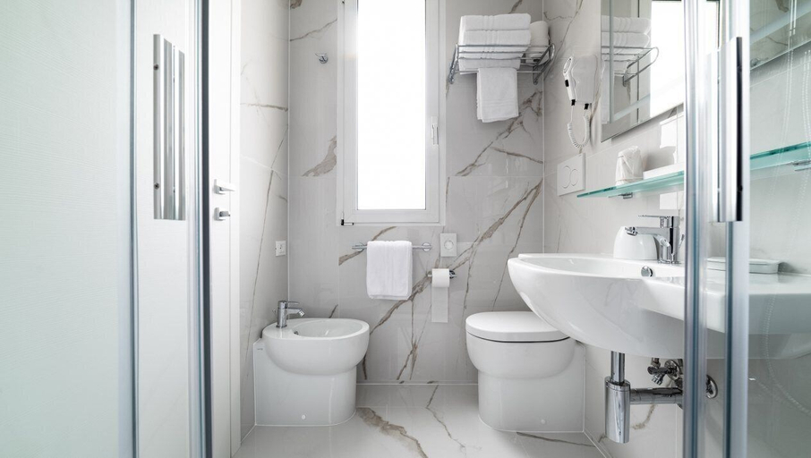 Bathroom 5, Hotel Colombo, Venezia