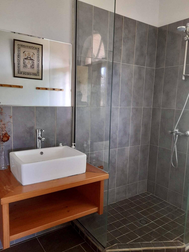Bathroom, Te Mana Lodge