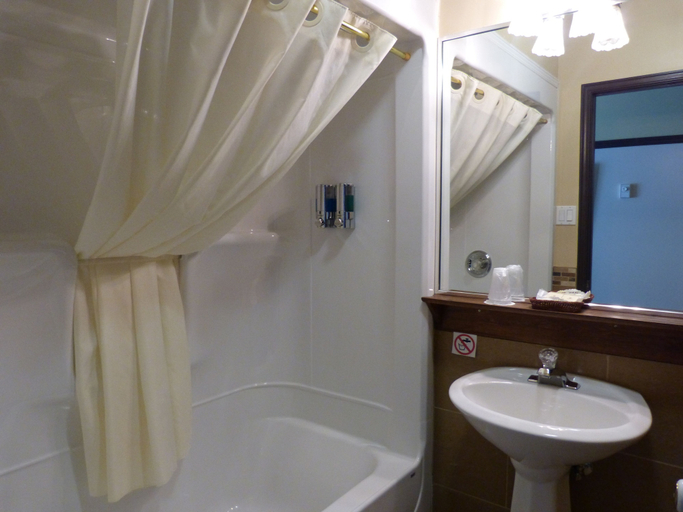 Bathroom 4, Auberge du Lac Malcom, La Matapédia