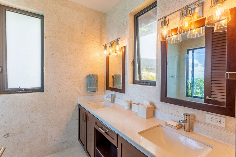 Bathroom, Maxi Cooper Bay
